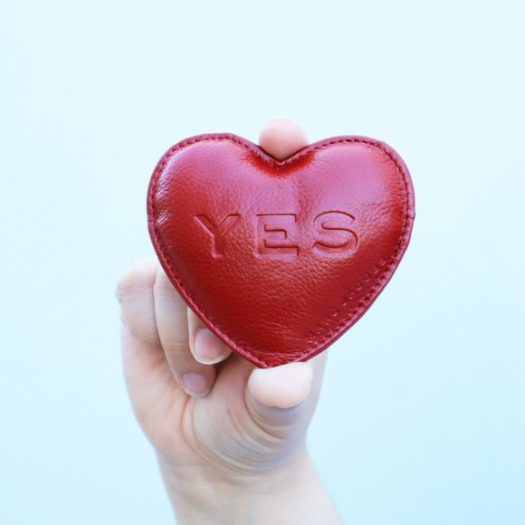 Marc by Marc Jacobs YES NO Heart Paper Weight Red COLLECTIBLE - Picture 1 of 7